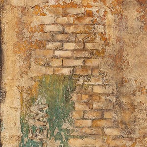Pu&ograve; includere: Una superficie murale strutturata con mattoni color marrone chiaro a vista, parzialmente coperta da strati di intonaco usurato in tonalit&agrave; beige, ocra e ruggine. Una zona di vernice verde sbiadita presenta la parola ALEA in rilievo.