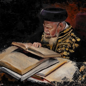 Op de afbeelding: Een olieverfschilderij van een ouder persoon met een witte baard, gekleed in een zwarte hoed en een zwart gewaad met gouden bloemenborduursels. De persoon leest in een open boek, met verschillende andere grote, dikke boeken eronder gestapeld.