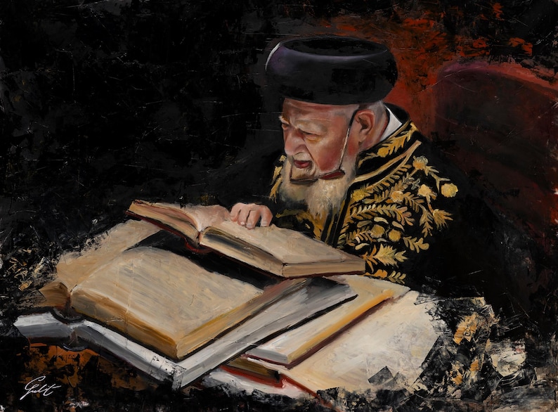 Op de afbeelding: Een olieverfschilderij van een ouder persoon met een witte baard, gekleed in een zwarte hoed en een zwart gewaad met gouden bloemenborduursels. De persoon leest in een open boek, met verschillende andere grote, dikke boeken eronder gestapeld.