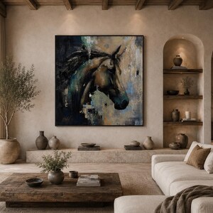 Puede incluir: Una gran pieza de arte mural cuadrada que presenta una pintura abstracta de una cabeza de caballo de perfil. La obra utiliza una paleta de tonos negro profundo, marr&oacute;n oscuro y azul apagado con pinceladas texturizadas sobre un fondo neutro.