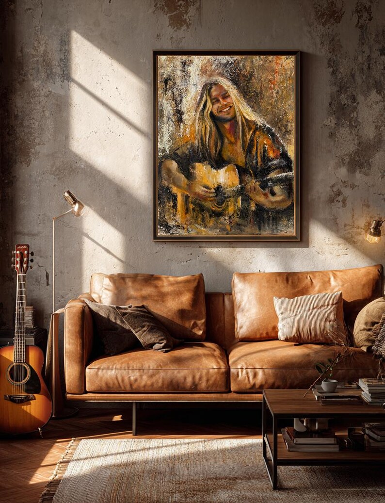 K&ouml;nnte beinhalten: Ein gerahmter Kunstdruck mit einem &Ouml;lgem&auml;lde einer langhaarigen Person, die eine akustische Gitarre spielt. Das Kunstwerk verwendet warme Braun-, Gold- und Schwarzt&ouml;ne mit sichtbaren Pinselstrichen und ist in einem dunklen Rahmen pr&auml;sentiert.