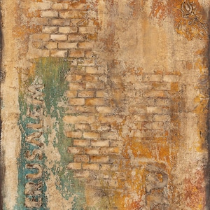 Pu&ograve; includere: Un'opera d'arte murale rettangolare con una superficie strutturata e usurata, caratterizzata da strati di vernice ocra, marrone e verde acqua. L'opera presenta un motivo a mattoni, decorazioni floreali in rilievo e la parola JERUSALEM in rilievo.
