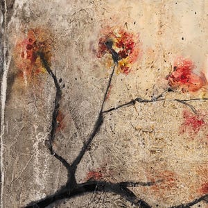 Puede incluir: Una pintura texturizada sobre lienzo que presenta una rama de &aacute;rbol oscura y nudosa que se extiende por la parte inferior. La rama sostiene varios racimos de flores de color rojo y naranja vibrantes. El fondo es una mezcla moteada de beige, gris y blanco.