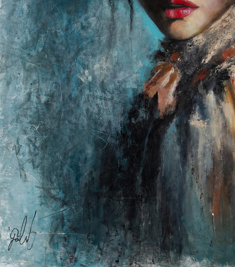 Puede incluir: Una pintura al &oacute;leo sobre lienzo que muestra un retrato parcial de una persona con labios de color rojo brillante. El fondo es de un azul verdoso texturizado. La persona viste una prenda oscura y texturizada en tonos marrones y negros. Una firma negra aparece en la parte inferior izquierda.