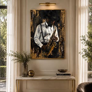 Op de afbeelding: Een rechthoekig ingelijst kunstwerk met een olieverfschilderij van een muzikant met een hoed, wit overhemd en bretels die een gouden saxofoon bespeelt. De achtergrond bestaat uit een textuur van zwarte en gouden verfstreken.