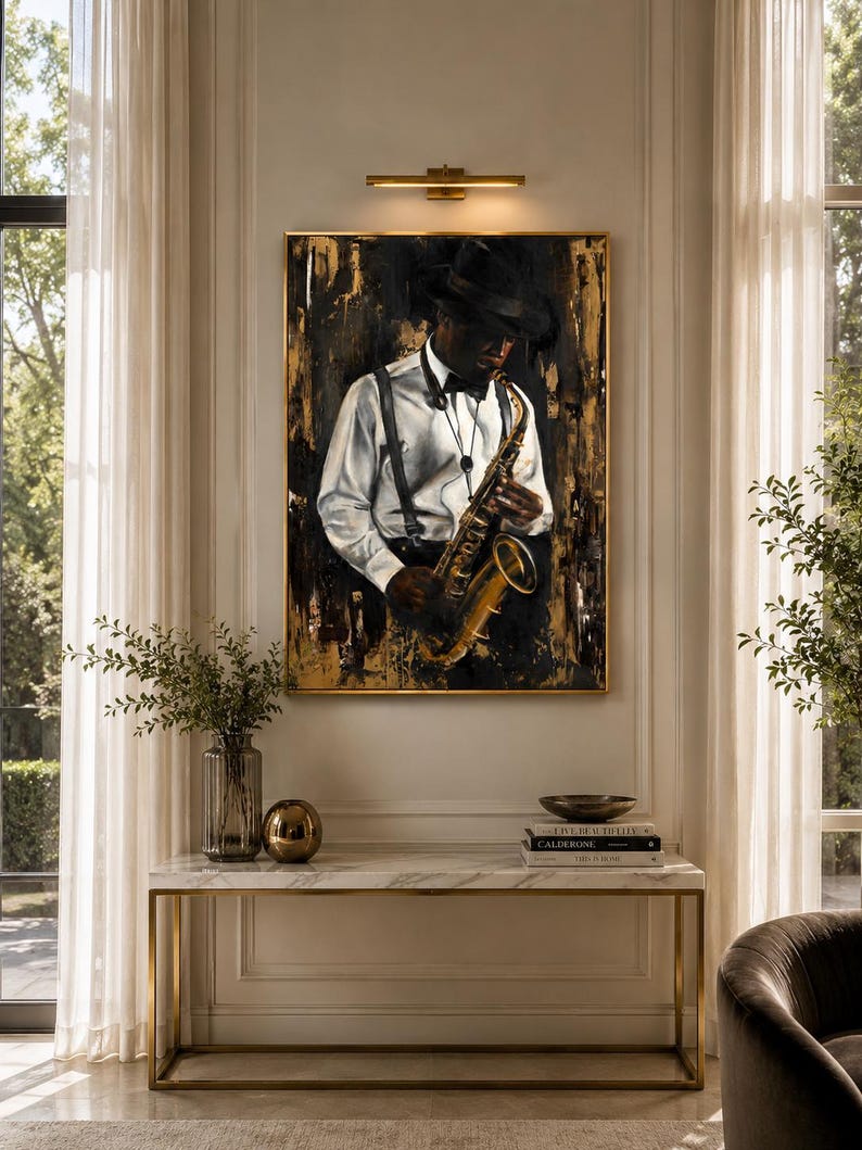 Op de afbeelding: Een rechthoekig ingelijst kunstwerk met een olieverfschilderij van een muzikant met een hoed, wit overhemd en bretels die een gouden saxofoon bespeelt. De achtergrond bestaat uit een textuur van zwarte en gouden verfstreken.