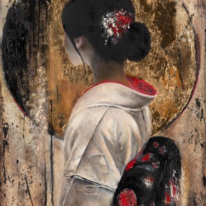 Puede incluir: Una pintura que muestra a una persona de espaldas, vistiendo un kimono blanco con cuello rojo y un cintur&oacute;n obi negro con motivos florales rojos. La persona tiene el cabello oscuro recogido en un mo&ntilde;o con flores rojas y blancas, sobre un fondo dorado.