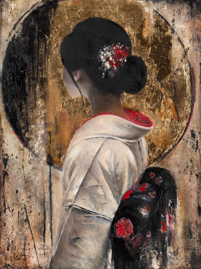 Puede incluir: Una pintura que muestra a una persona de espaldas, vistiendo un kimono blanco con cuello rojo y un cintur&oacute;n obi negro con motivos florales rojos. La persona tiene el cabello oscuro recogido en un mo&ntilde;o con flores rojas y blancas, sobre un fondo dorado.