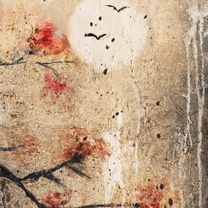 Puede incluir: Una pintura texturizada sobre lienzo que presenta una gran luna circular p&aacute;lida sobre un fondo beige. Siluetas negras de aves vuelan frente a la luna. Ramas oscuras y nudosas se extienden desde la izquierda, adornadas con flores rojas vibrantes.