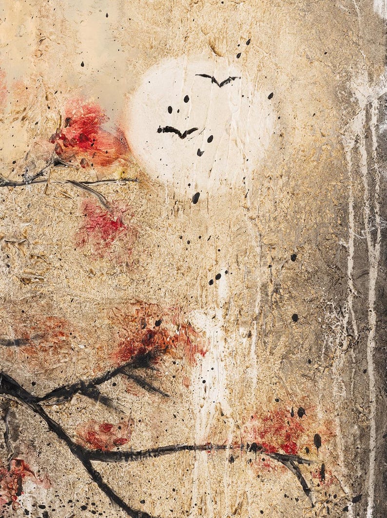 Puede incluir: Una pintura texturizada sobre lienzo que presenta una gran luna circular p&aacute;lida sobre un fondo beige. Siluetas negras de aves vuelan frente a la luna. Ramas oscuras y nudosas se extienden desde la izquierda, adornadas con flores rojas vibrantes.