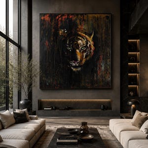 Pu&ograve; includere: Una grande opera d'arte murale quadrata che raffigura un volto di tigre dettagliato che emerge da uno sfondo scuro e strutturato con striature di vernice nera, arancione e rossa. L'opera &egrave; incorniciata da un sottile bordo nero.