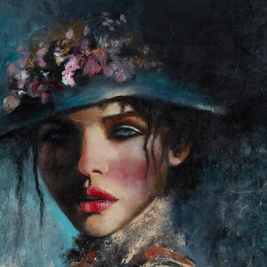 Puede incluir: Un retrato al &oacute;leo de una persona que lleva un sombrero azul oscuro adornado con detalles florales rosas y blancos. El sujeto tiene el pelo oscuro, labios de color rojo brillante y un cuello de encaje claro sobre un fondo azul y negro texturizado.