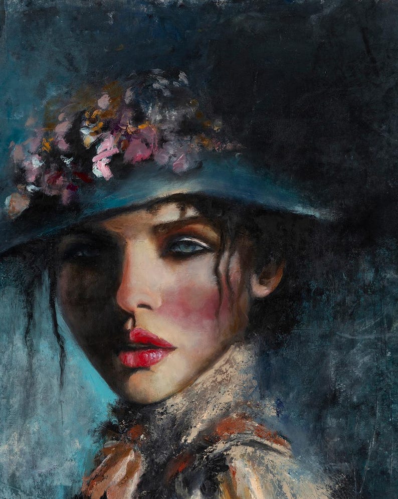 Puede incluir: Un retrato al &oacute;leo de una persona que lleva un sombrero azul oscuro adornado con detalles florales rosas y blancos. El sujeto tiene el pelo oscuro, labios de color rojo brillante y un cuello de encaje claro sobre un fondo azul y negro texturizado.