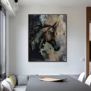 Puede incluir: Una pieza de arte mural rectangular que presenta una pintura al &oacute;leo abstracta de una cabeza de caballo de perfil. La obra utiliza una paleta de tonos marr&oacute;n oscuro, negro, azul profundo y beige con pinceladas texturizadas visibles.