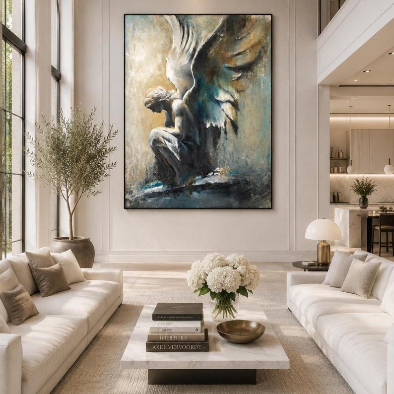 Op de afbeelding: Een groot rechthoekig wandschilderij met een impressionistische weergave van een gevleugelde figuur in een zittende, contemplatieve houding. Het kunstwerk gebruikt een palet van gedempte blauwe, grijze en aardse beigetinten met zichtbare penseelstreken.