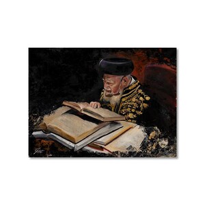 Op de afbeelding: Een olieverfschilderij van een bebaard persoon met een zwarte hoed en een donker, goud geborduurd gewaad, geconcentreerd op het lezen uit een groot, open boek. Verschillende andere dikke, oude boeken liggen eronder tegen een donkere achtergrond.