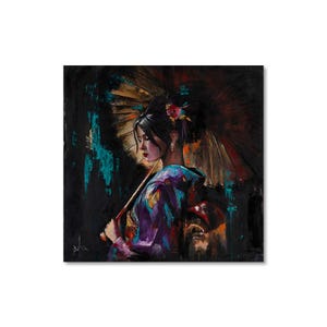 Op de afbeelding: Een olieverfschilderij op doek met een persoon in een paarse kimono die een beige parasol vasthoudt. Het figuur heeft donker haar versierd met een rode bloem. De achtergrond bevat donkere tinten met abstracte spatten van blauwgroene en rode verfstreken.