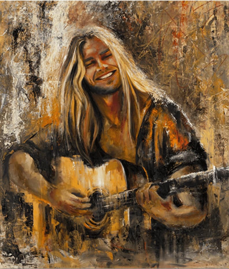 Pode incluir: Uma pintura a &oacute;leo retratando uma pessoa de cabelos loiros longos sorrindo enquanto toca um viol&atilde;o. A obra apresenta um estilo texturizado e expressivo com uma paleta de cores dominada por tons de marrom, dourado, preto e branco.