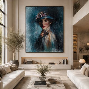 Puede incluir: Un gran cuadro rectangular de pared que muestra el retrato de una persona con un sombrero azul adornado con flores rosas y moradas. La obra utiliza tonos azules y verde azulado profundos con pinceladas texturizadas sobre un fondo oscuro.