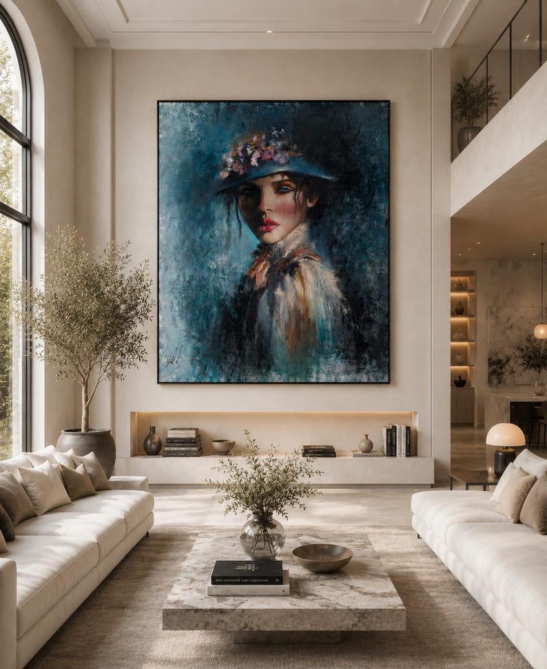 Puede incluir: Un gran cuadro rectangular de pared que muestra el retrato de una persona con un sombrero azul adornado con flores rosas y moradas. La obra utiliza tonos azules y verde azulado profundos con pinceladas texturizadas sobre un fondo oscuro.