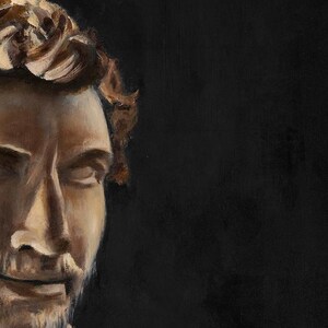 Op de afbeelding: Een olieverfschilderij op doek met de linkerkant van een gezicht met bruin haar, een korte baard en gesloten ogen. Het onderwerp wordt van links verlicht door een warme lichtbron, wat contrasteert met een effen, donkerzwarte achtergrond.