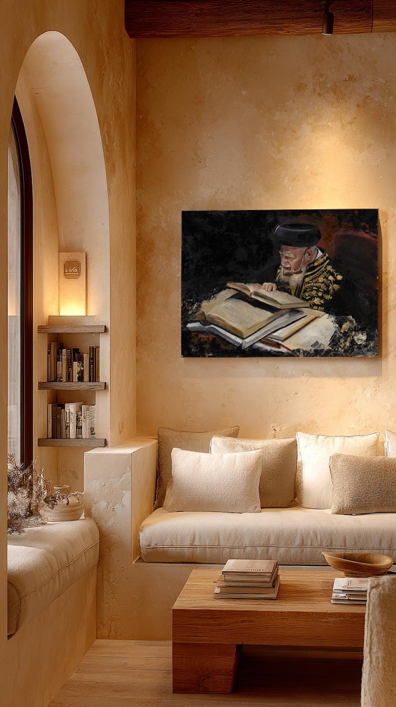Op de afbeelding: Een rechthoekige wandkunstprint met een afbeelding van een ouder persoon met een baard en een donkere hoed die in een groot open boek leest. Het kunstwerk bevat donkere tinten en gouden borduurdetails op de kleding.