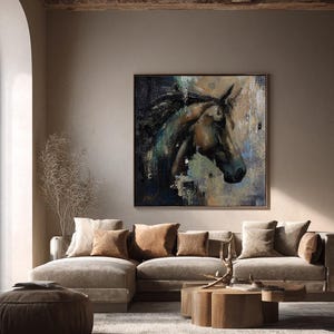 Puede incluir: Una pieza de arte mural cuadrada que presenta una pintura abstracta de una cabeza de caballo de perfil. La obra utiliza una paleta de tonos marr&oacute;n oscuro, negro, azul apagado y beige con pinceladas visibles y capas texturizadas, enmarcada en un borde de madera fino.