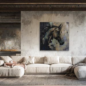 Puede incluir: Una pieza de arte mural cuadrada que presenta el retrato de una cabeza de caballo en tonos marr&oacute;n oscuro y negro. La pintura utiliza pinceladas texturizadas con tonos apagados de beige, gris y azul profundo, creando un aspecto desgastado.