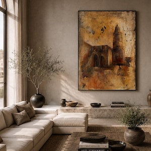 Puede incluir: Una gran pieza de arte mural rectangular que presenta una escena arquitect&oacute;nica abstracta en tonos ocre, marr&oacute;n y negro con un acabado texturizado y agrietado. El cuadro se muestra en un marco negro, representando una torre y arcos.