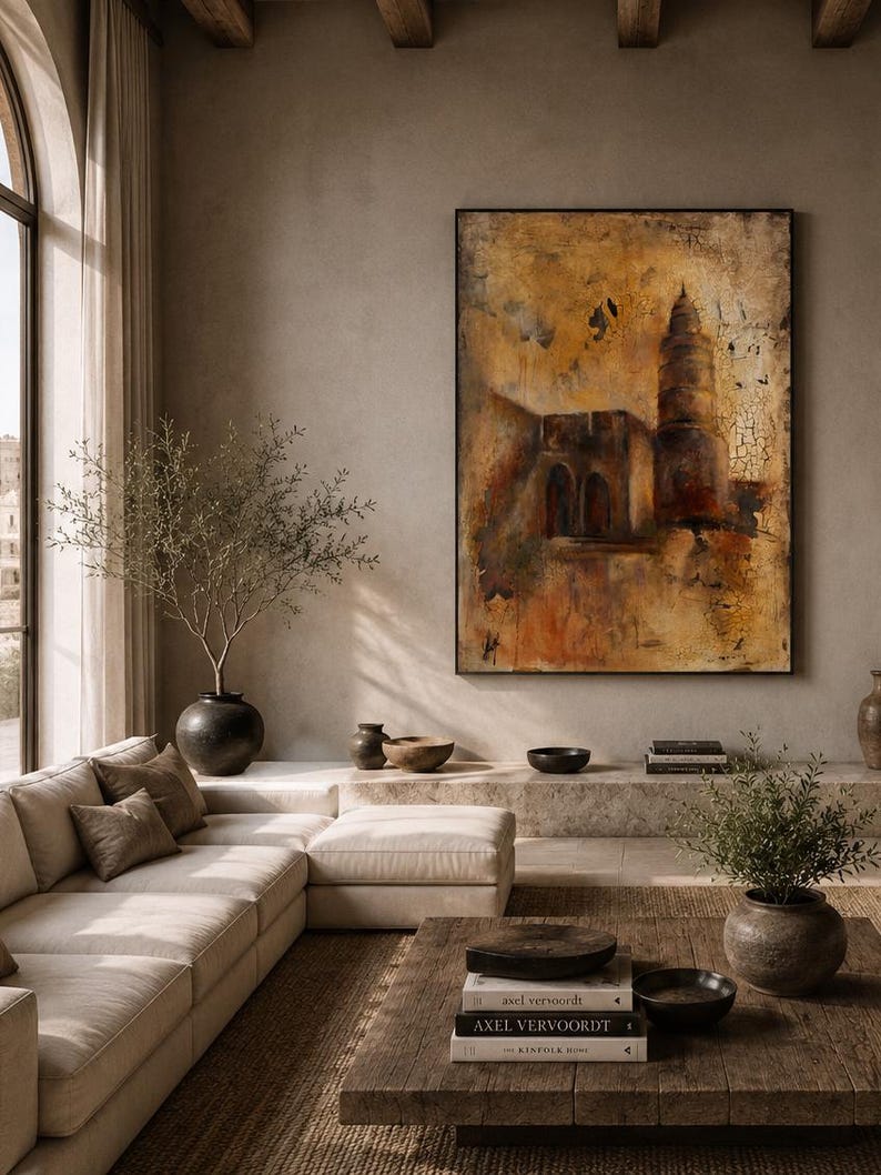 Puede incluir: Una gran pieza de arte mural rectangular que presenta una escena arquitect&oacute;nica abstracta en tonos ocre, marr&oacute;n y negro con un acabado texturizado y agrietado. El cuadro se muestra en un marco negro, representando una torre y arcos.