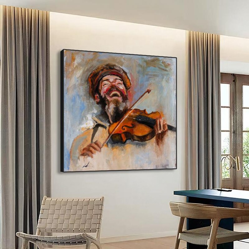 Puede incluir: Un &oacute;leo cuadrado sobre lienzo que representa a una persona barbuda con gorra tocando un viol&iacute;n de madera con un arco. La obra presenta pinceladas expresivas y texturizadas en tonos naranja, marr&oacute;n, azul y crema, capturando una expresi&oacute;n alegre.