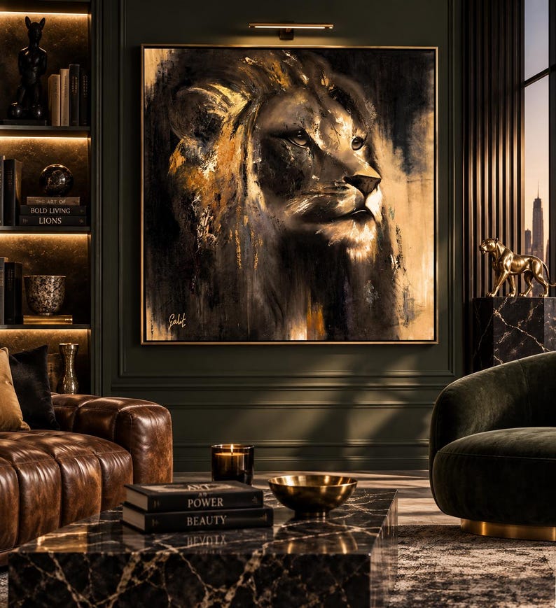 Op de afbeelding: Een vierkant wandkunstwerk met een gedetailleerd olieverfschilderij van een leeuwenkop in profiel. Het kunstwerk gebruikt een palet van diepzwart, antraciet en metallic goudtinten met zichtbare penseelstreken, ingelijst in een dunne goudkleurige metalen lijst.
