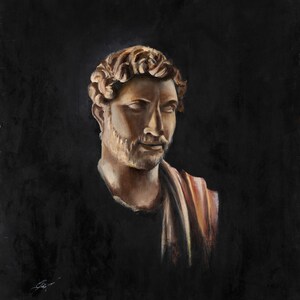 Op de afbeelding: Een olieverfschilderij op een zwarte achtergrond met de buste van een persoon met kort, golvend bruin haar en een lichte baard. De figuur is gedrapeerd in een kledingstuk met verticale strepen in oranje, cr&egrave;me en bruine tinten tegen een donkere achtergrond.