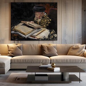 Op de afbeelding: Een rechthoekige wandkunstprint met een olieverfschilderij van een ouder persoon met een zwarte hoed en een donker jasje met gouden borduursels, lezend in een groot open boek. Het kunstwerk hangt boven een beige hoekbank en een salontafel.