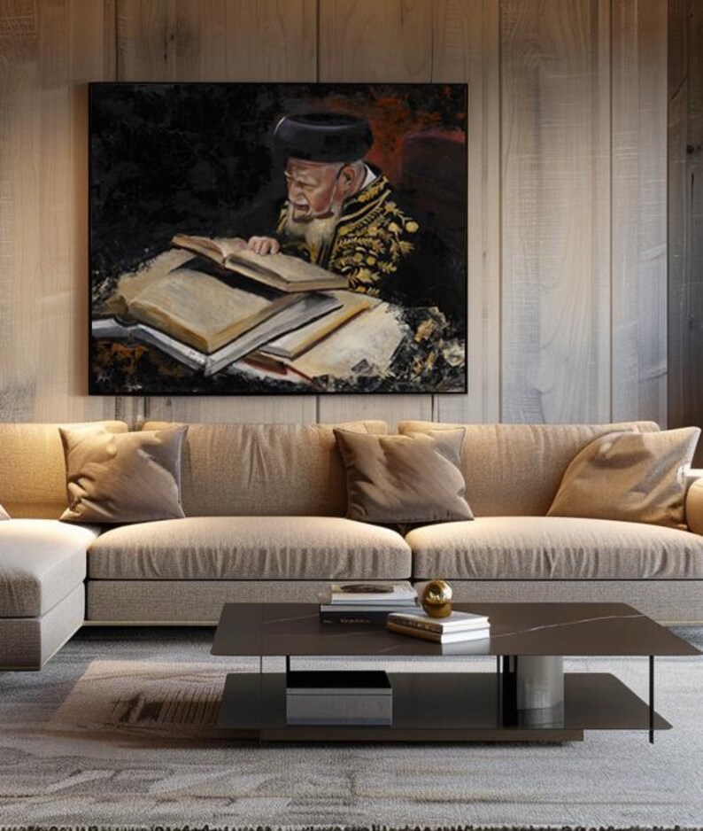 Op de afbeelding: Een rechthoekige wandkunstprint met een olieverfschilderij van een ouder persoon met een zwarte hoed en een donker jasje met gouden borduursels, lezend in een groot open boek. Het kunstwerk hangt boven een beige hoekbank en een salontafel.