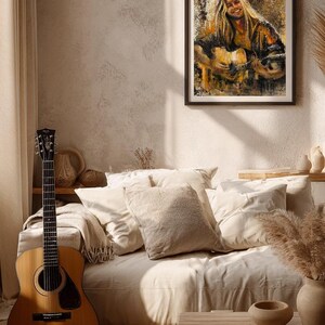 K&ouml;nnte beinhalten: Ein gerahmter Kunstdruck mit einem &Ouml;lgem&auml;lde einer langhaarigen Person, die eine akustische Gitarre spielt. Das Kunstwerk verwendet warme Braun-, Gold- und Schwarzt&ouml;ne, um den Musiker beim L&auml;cheln und Spielen des Instruments darzustellen.