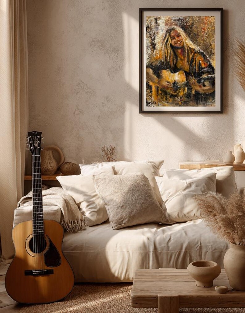 K&ouml;nnte beinhalten: Ein gerahmter Kunstdruck mit einem &Ouml;lgem&auml;lde einer langhaarigen Person, die eine akustische Gitarre spielt. Das Kunstwerk verwendet warme Braun-, Gold- und Schwarzt&ouml;ne, um den Musiker beim L&auml;cheln und Spielen des Instruments darzustellen.