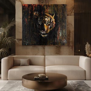 Pu&ograve; includere: Un'opera d'arte murale quadrata che raffigura un volto di tigre dettagliato che emerge da uno sfondo scuro e strutturato con striature di vernice nera, arancione e dorata. La tigre ha occhi verdi penetranti e complessi motivi del manto.