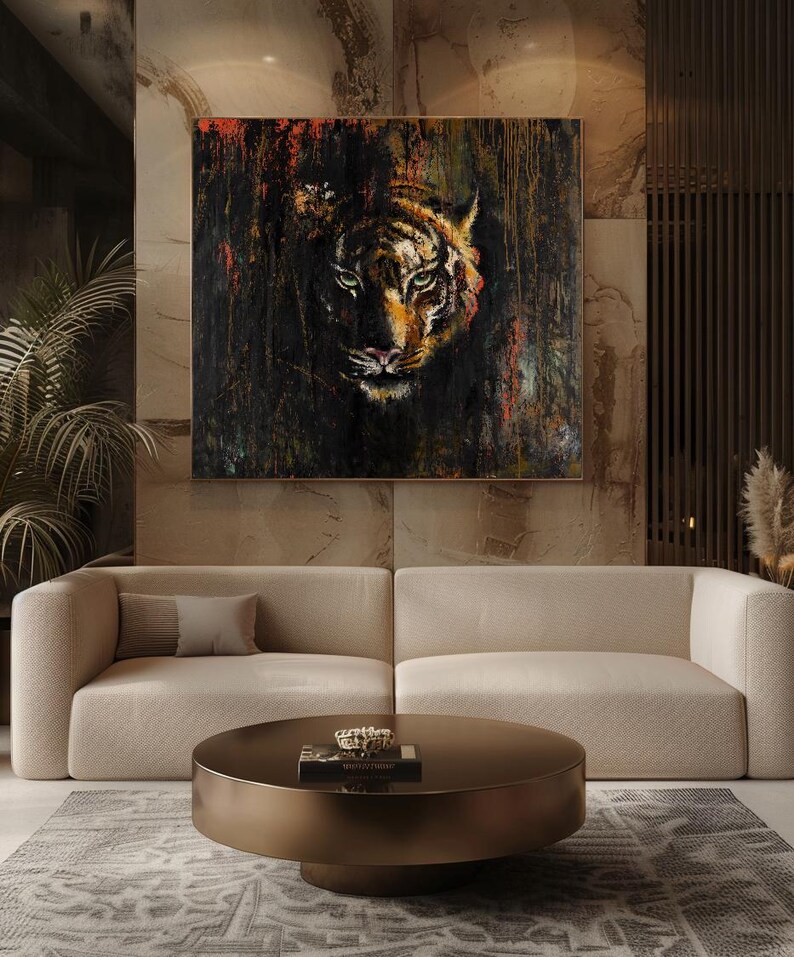 Pu&ograve; includere: Un'opera d'arte murale quadrata che raffigura un volto di tigre dettagliato che emerge da uno sfondo scuro e strutturato con striature di vernice nera, arancione e dorata. La tigre ha occhi verdi penetranti e complessi motivi del manto.
