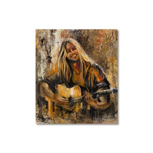 K&ouml;nnte beinhalten: Ein &Ouml;lgem&auml;lde, das eine Person mit langem blondem Haar zeigt, die l&auml;chelnd eine Akustikgitarre spielt. Das Kunstwerk zeichnet sich durch einen strukturierten, ausdrucksstarken Stil mit einer warmen Farbpalette aus Braun-, Gold- und Bernsteint&ouml;nen aus.