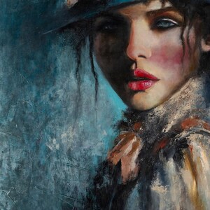 Puede incluir: Una pintura al &oacute;leo sobre lienzo que muestra el retrato de una persona con un sombrero azul oscuro adornado con flores. El sujeto tiene labios rojos intensos, mejillas sonrosadas y viste una prenda texturizada de varias capas en tonos marrones y crema.
