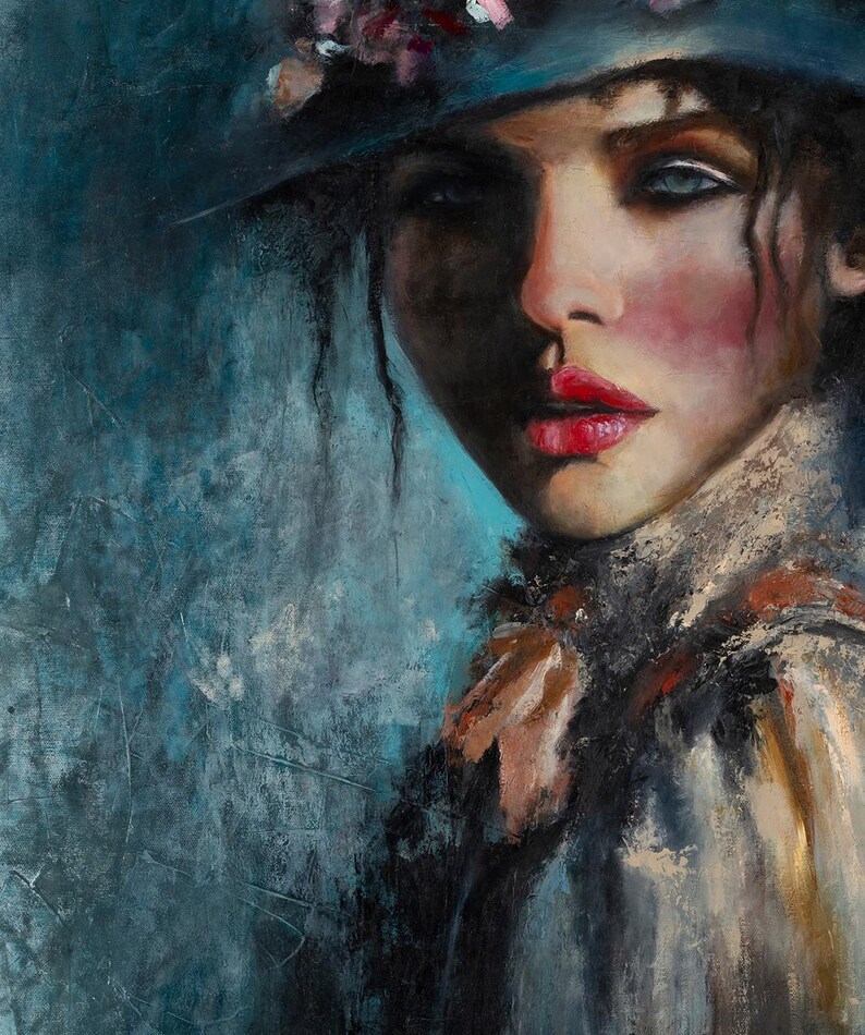 Puede incluir: Una pintura al &oacute;leo sobre lienzo que muestra el retrato de una persona con un sombrero azul oscuro adornado con flores. El sujeto tiene labios rojos intensos, mejillas sonrosadas y viste una prenda texturizada de varias capas en tonos marrones y crema.