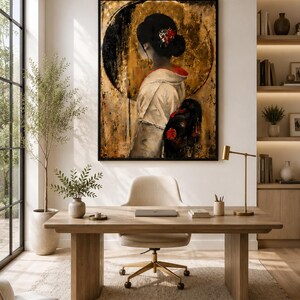 Puede incluir: Una impresi&oacute;n de arte mural enmarcada que muestra el retrato de una persona vista desde atr&aacute;s, con un kimono blanco y negro con detalles florales rojos. El fondo consiste en un gran c&iacute;rculo negro sobre un fondo dorado texturizado y desgastado.