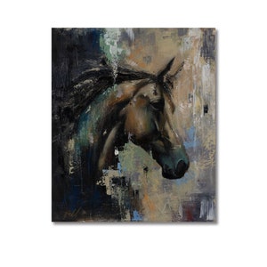 Puede incluir: Un cuadro cuadrado sobre lienzo que representa el perfil de la cabeza de un caballo marr&oacute;n. La obra presenta pinceladas gruesas y texturizadas en tonos negro, azul oscuro, bronceado y crema, creando un efecto abstracto y en capas.