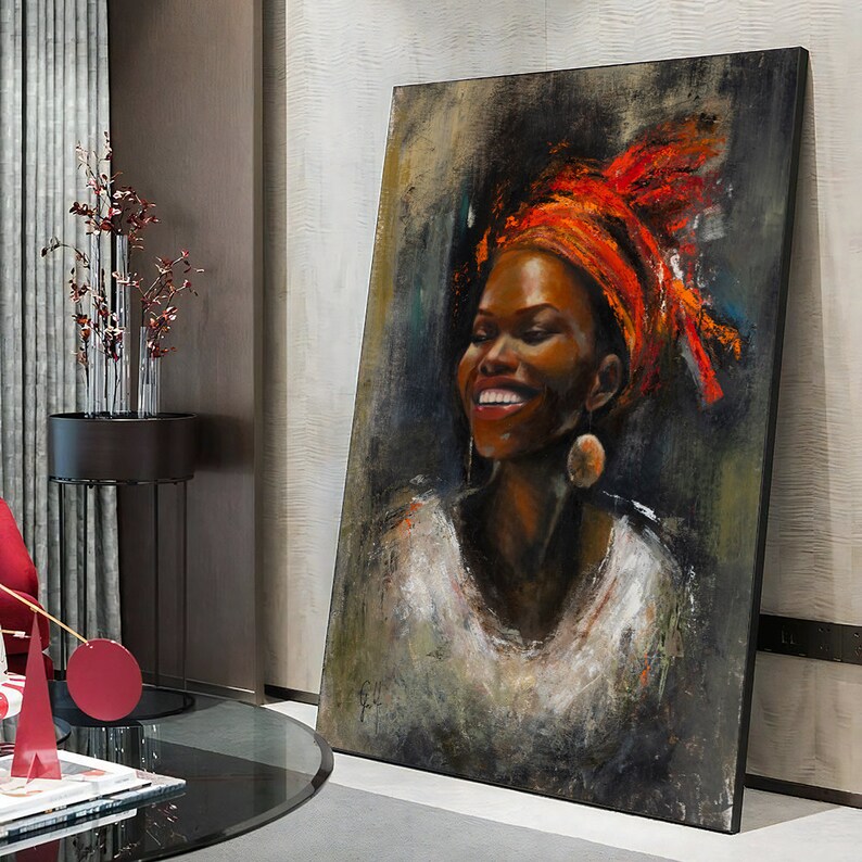Op de afbeelding: Een schilderij van een vrouw met een donkere huidskleur die een feloranje hoofddoek draagt. Ze glimlacht en heeft een grote, ronde oorbel in haar linker oor. De achtergrond is donker en heeft een textuur.
