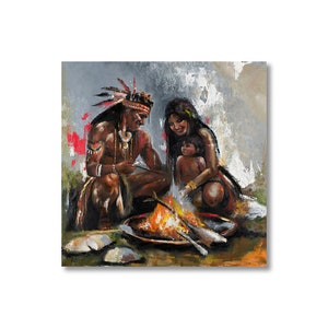 Op de afbeelding: Een schilderij van een Indiaans gezin dat rond een kampvuur zit. De vader draagt een hoofdtooi en houdt een stok vast. De moeder houdt een kind vast. Het gezin kookt voedsel boven het vuur.