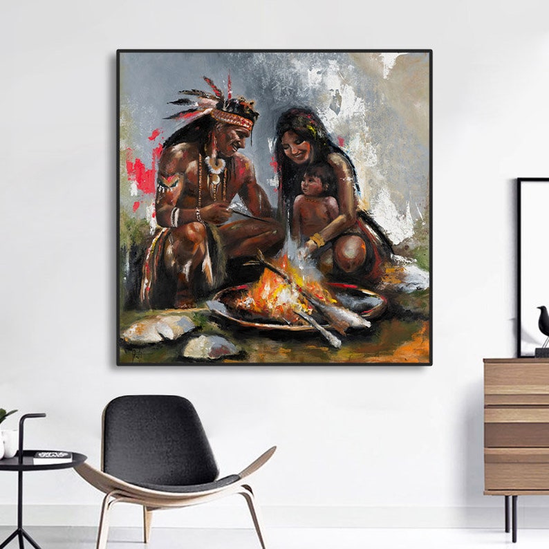 Op de afbeelding: Een schilderij van een inheems Amerikaans gezin dat rond een kampvuur zit. De vader draagt een hoofdtooi, de moeder houdt een kind vast en de sc&egrave;ne is geschilderd in een realistische stijl met aandacht voor de details van de figuren en het vuur.
