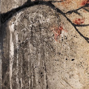 Puede incluir: Una pintura abstracta texturizada que presenta la silueta de una rama de &aacute;rbol negra sobre un fondo beige y gris. La superficie muestra capas de pintura, goteos verticales y salpicaduras de pigmento negro y rojo sobre el lienzo.