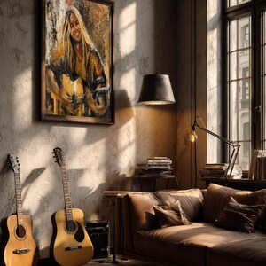 Pode incluir: Uma pintura a &oacute;leo emoldurada retratando uma pessoa de cabelos compridos tocando viol&atilde;o, exibida em uma parede texturizada acima de dois viol&otilde;es, um sof&aacute; de couro marrom e uma almofada de ch&atilde;o em uma sala ensolarada com janela e lumin&aacute;ria.
