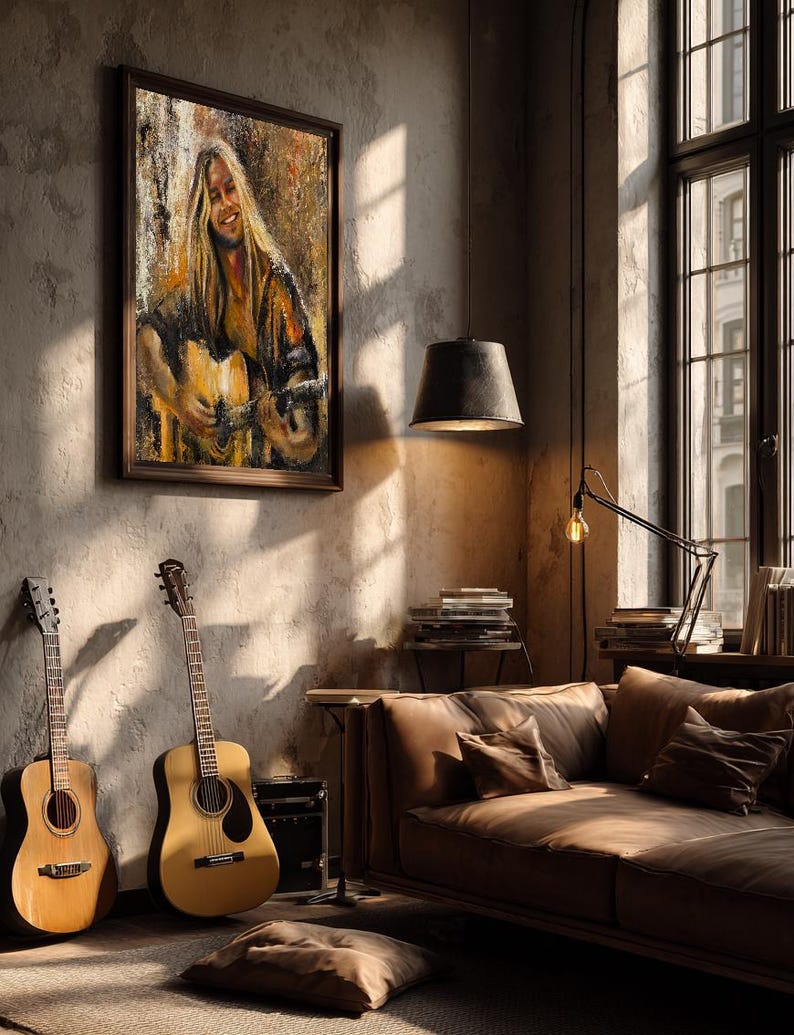 Pode incluir: Uma pintura a &oacute;leo emoldurada retratando uma pessoa de cabelos compridos tocando viol&atilde;o, exibida em uma parede texturizada acima de dois viol&otilde;es, um sof&aacute; de couro marrom e uma almofada de ch&atilde;o em uma sala ensolarada com janela e lumin&aacute;ria.